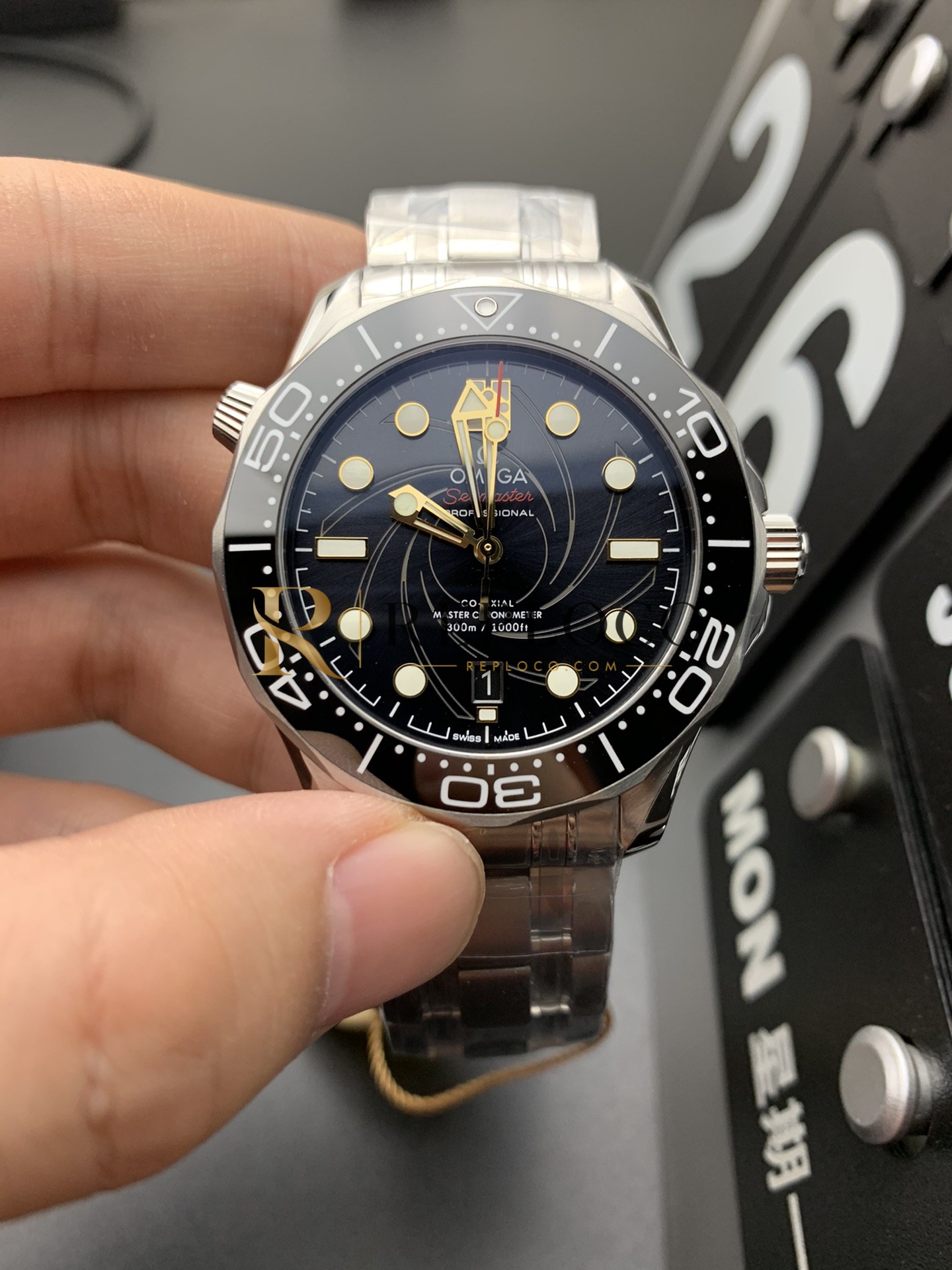 VS 공장 오메가 씨마스터 다이버 300M 제임스 본드 50주년 OHMSS 42mm 블랙 건-배럴 다이얼 블랙 세라믹 베젤 스테인리스 스틸 브레이슬릿 (210.22.42.20.01.004) 1:1 슈퍼클론 단동 DD8800 무브먼트