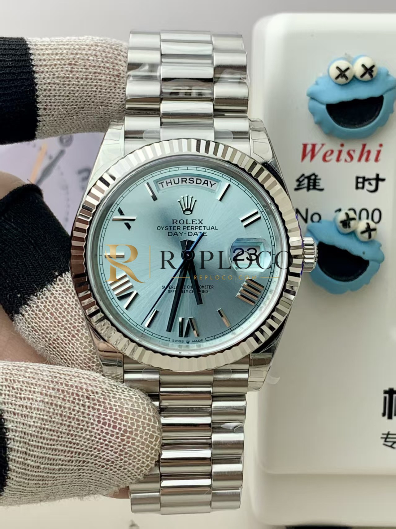 VS 공장 롤렉스 데이데이트 40mm 228236 플래티넘 스타일 아이스 블루 로만 다이얼 플루티드 베젤 프레지던트 브레이슬릿 – 1:1 슈퍼클론 DD3255 무브먼트