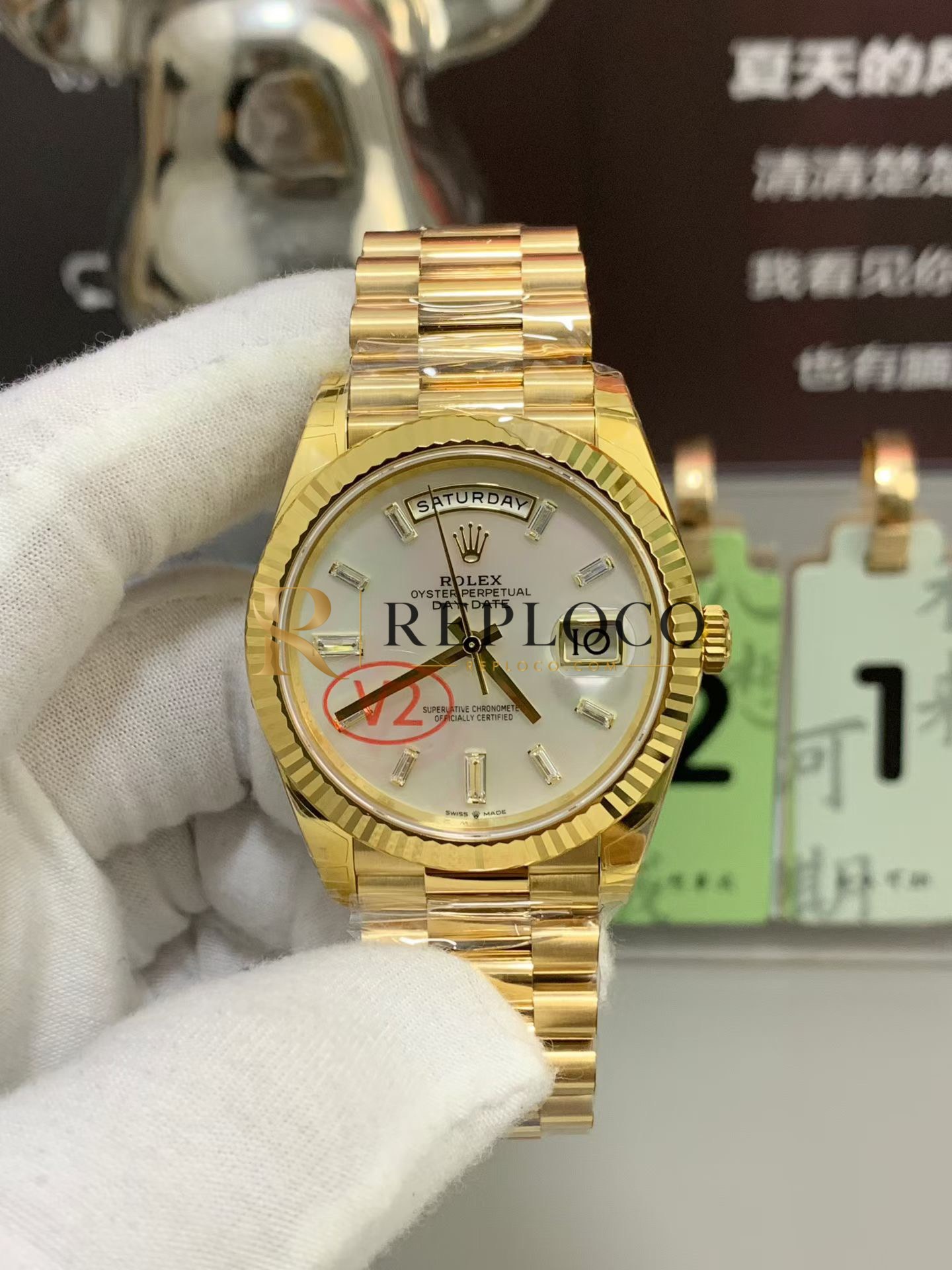 VS 공장 V2 롤렉스 데이-데이트 40mm 228238 옐로우 골드 화이트 바게트 다이아몬드 다이얼 플루티드 베젤 프레지던트 브레이슬릿 – 1:1 슈퍼클론 DD3255 무브먼트