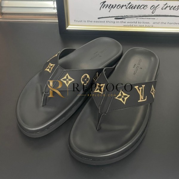 ✨Louis Vuitton 2019 Mens Initial Gold Logo Leather Flip-flap - 루이비통 남성 이니셜 골드 로고 레더 발가락 샌들 Lou01136x.Size(240 - 275).블랙